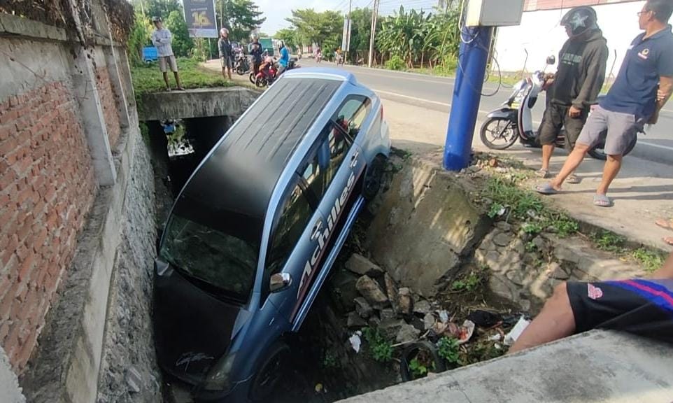 Gegara Cecak, Minibus di Pinrang Terjun ke Selokan