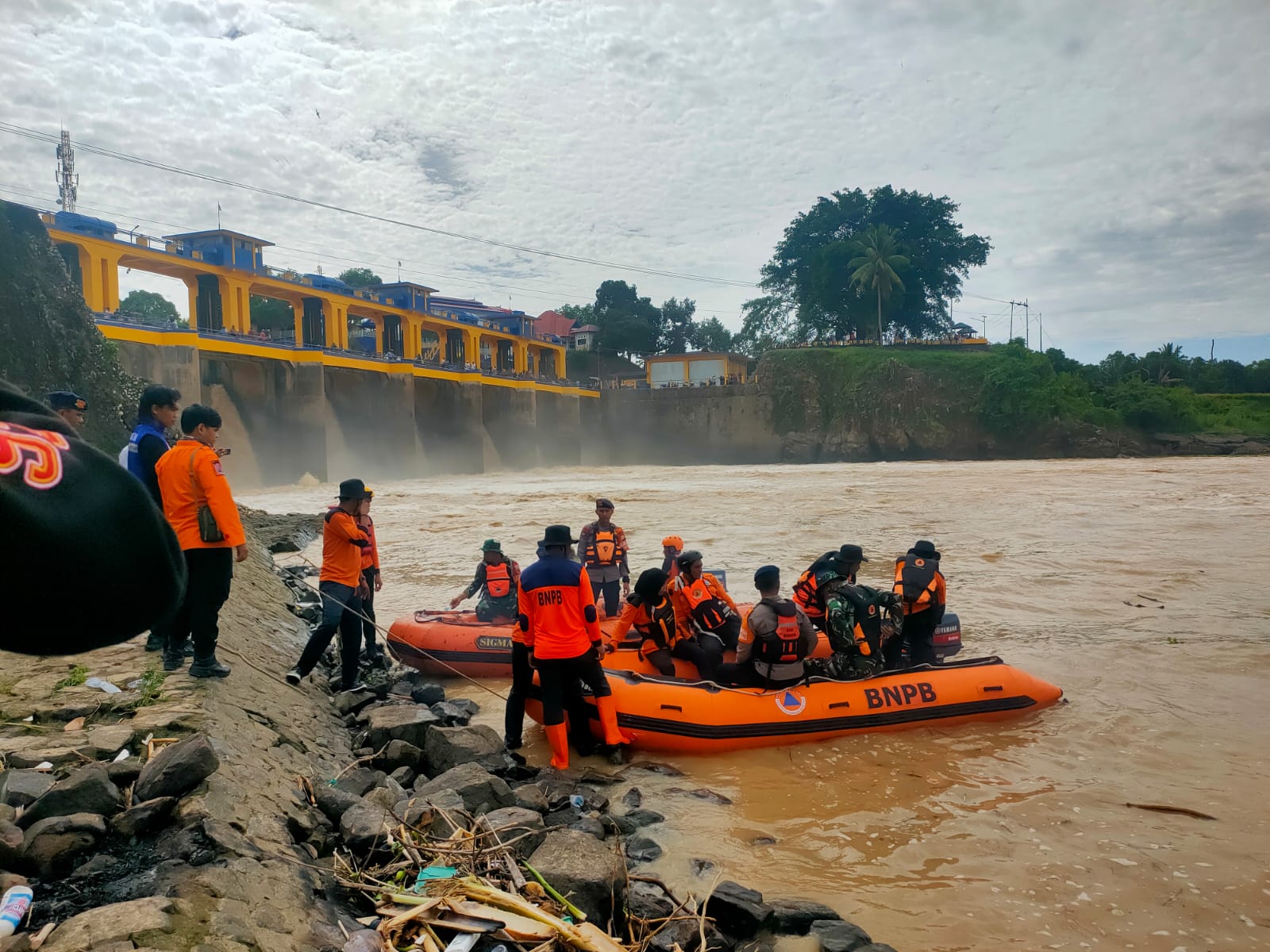 Diduga Buat Konten, Pemuda yang Lompat di Bendungan Benteng Belum Ditemukan