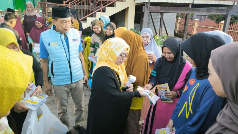 Senyum Sumringah Emak-Emak Sambut Blusukan Erat Bersalam di Jalan Bambu Runcing