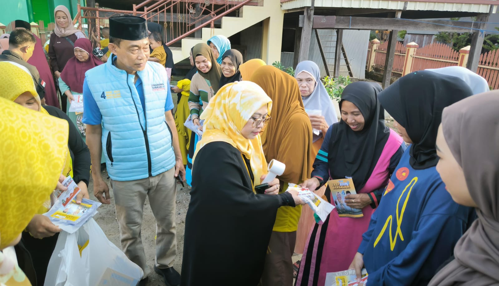 Senyum Sumringah Emak-Emak Sambut Blusukan Erat Bersalam di Jalan Bambu Runcing