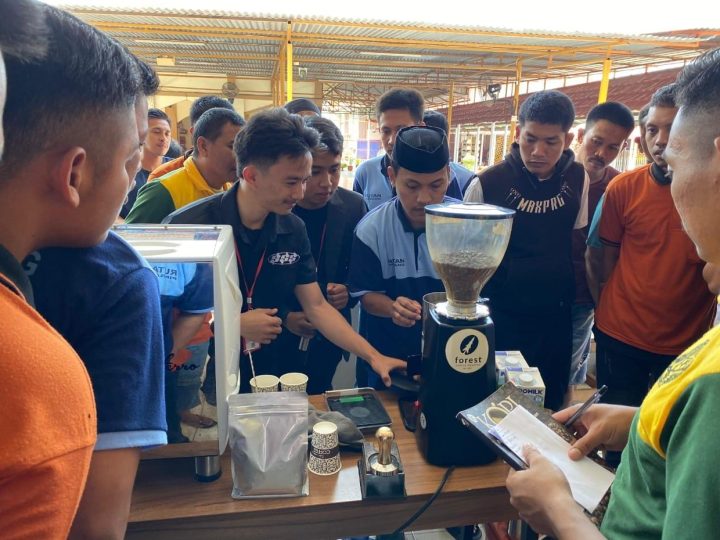 Kembangkan Ekonomi Kreatif, Warga Binaan Rutan Pinrang Dilatih Meracik dan Menggunakan Peralatan Kopi