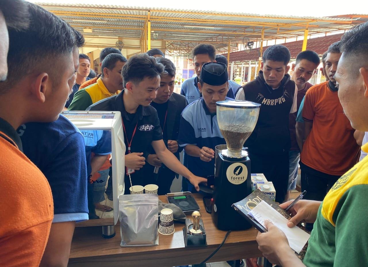 Kembangkan Ekonomi Kreatif, Warga Binaan Rutan Pinrang Dilatih Meracik dan Menggunakan Peralatan Kopi