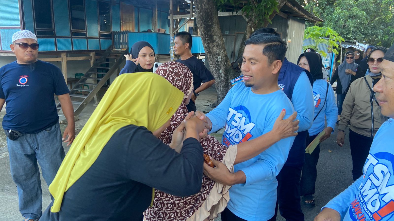 Dekat dengan Rakyat, Tasming-Hermanto Dengar Aspirasi Warga Lompoe dari Rumah ke Rumah