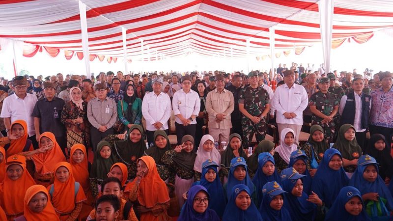 Simbol Perdamaian: Mentan Amran Minum Susu bersama Ribuan Anak Sekolah, Peternak, dan Pelaku Industri Susu