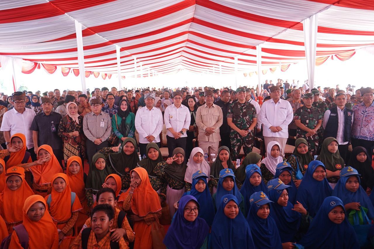 Simbol Perdamaian: Mentan Amran Minum Susu bersama Ribuan Anak Sekolah, Peternak, dan Pelaku Industri Susu