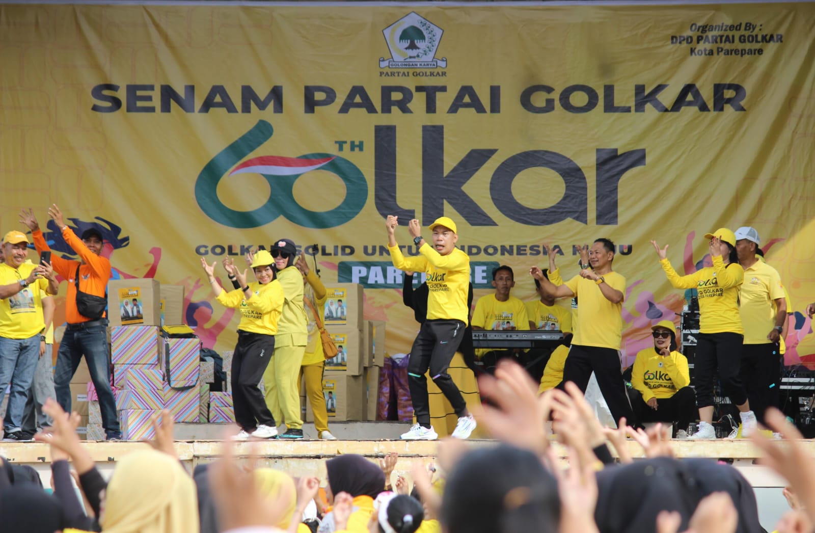 Melalui Senam Golkar, Paslon Erat Bersalam Kuningkan Taman Mattirotasi