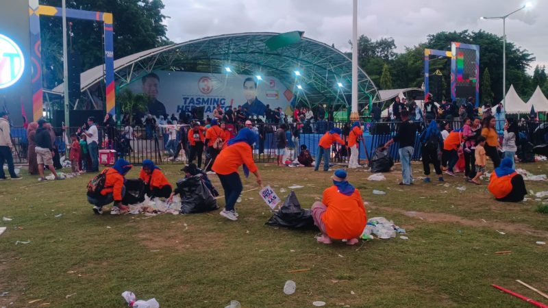 Usai Kampanye Akbar TSM-MO, Panitia Bersihkan Lapangan Andi Makkasau