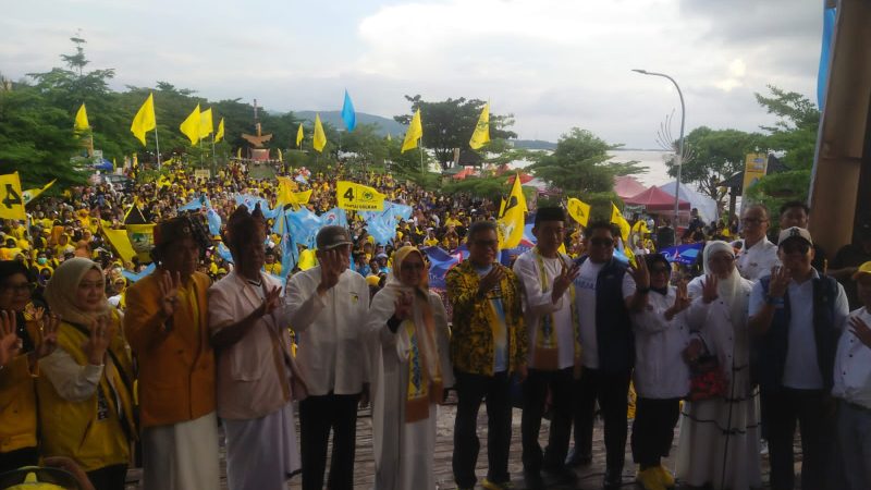 Erna Rasyid Taufan Terharu Masyarakat Tetap Ramai Meskipun dengan Kondisi Hujan dan Lapangan Becek