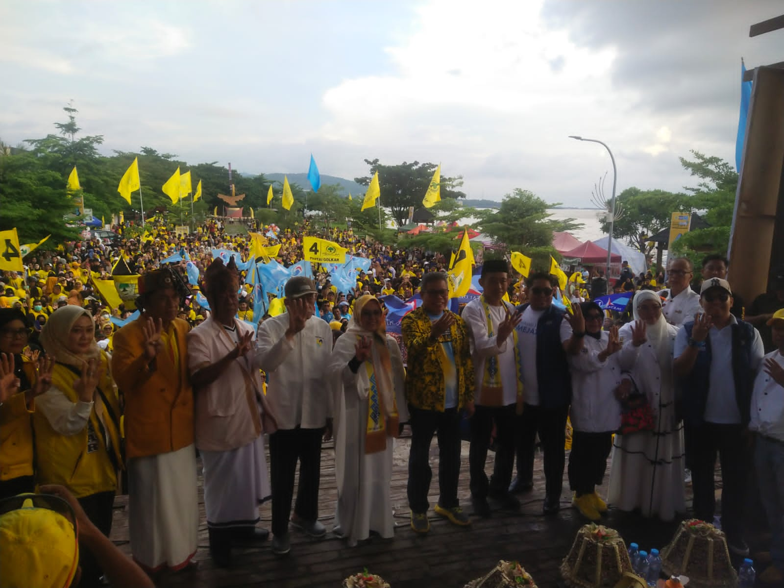 Erna Rasyid Taufan Terharu Masyarakat Tetap Ramai Meskipun dengan Kondisi Hujan dan Lapangan Becek