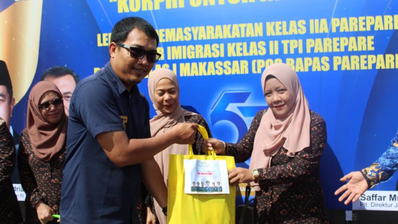 HUT ke 53 KORPRI, Kalapas Parepare Beri Penghargaan 6 Tenaga Pengajar dan Pendidik WBP Program Pendidikan Kesetaraan