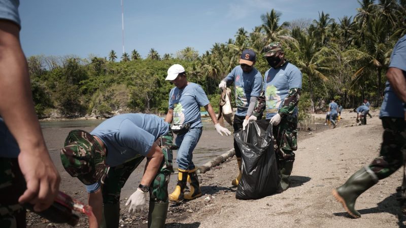 Hari Menanam Pohon, Pertamina Sulawesi Tanam Mangrove dan Coastal Cleanup di Pantai Desa Tongo