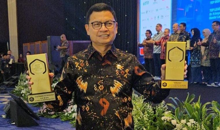 Taruna Ikrar, Kepala BPOM RI Dianugerahi Top Leader on Digital implementation 2024