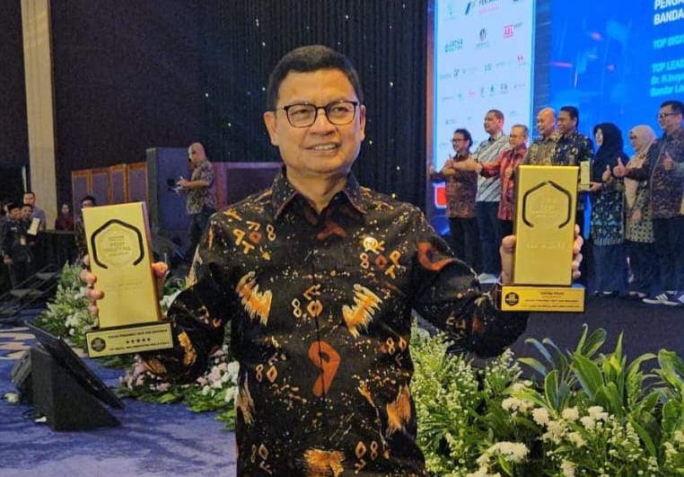 Taruna Ikrar, Kepala BPOM RI Dianugerahi Top Leader on Digital implementation 2024