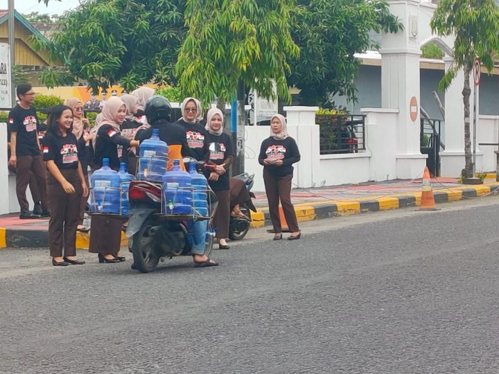 Bagi Stiker, Kejaksaan Pinrang Ajak Masyarakat Berantas Korupsi