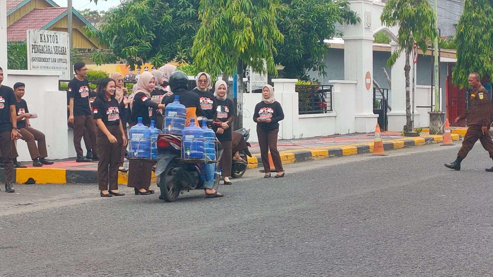 Bagi Stiker, Kejaksaan Pinrang Ajak Masyarakat Berantas Korupsi