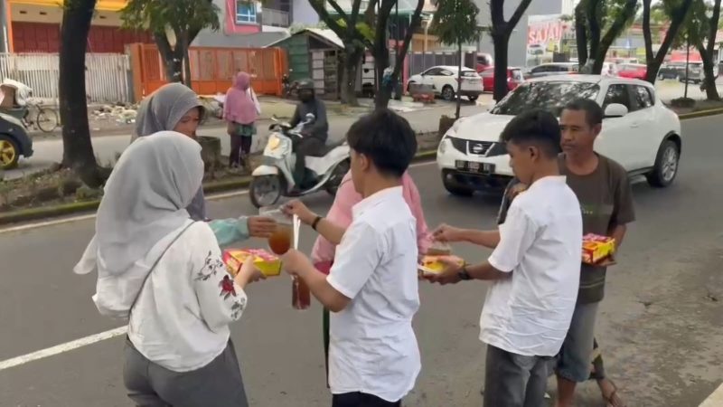 Kepedulian Mahasiswa Kedokteran Bosowa berbagi di Jumat Berkah Menjelang Libur Semester