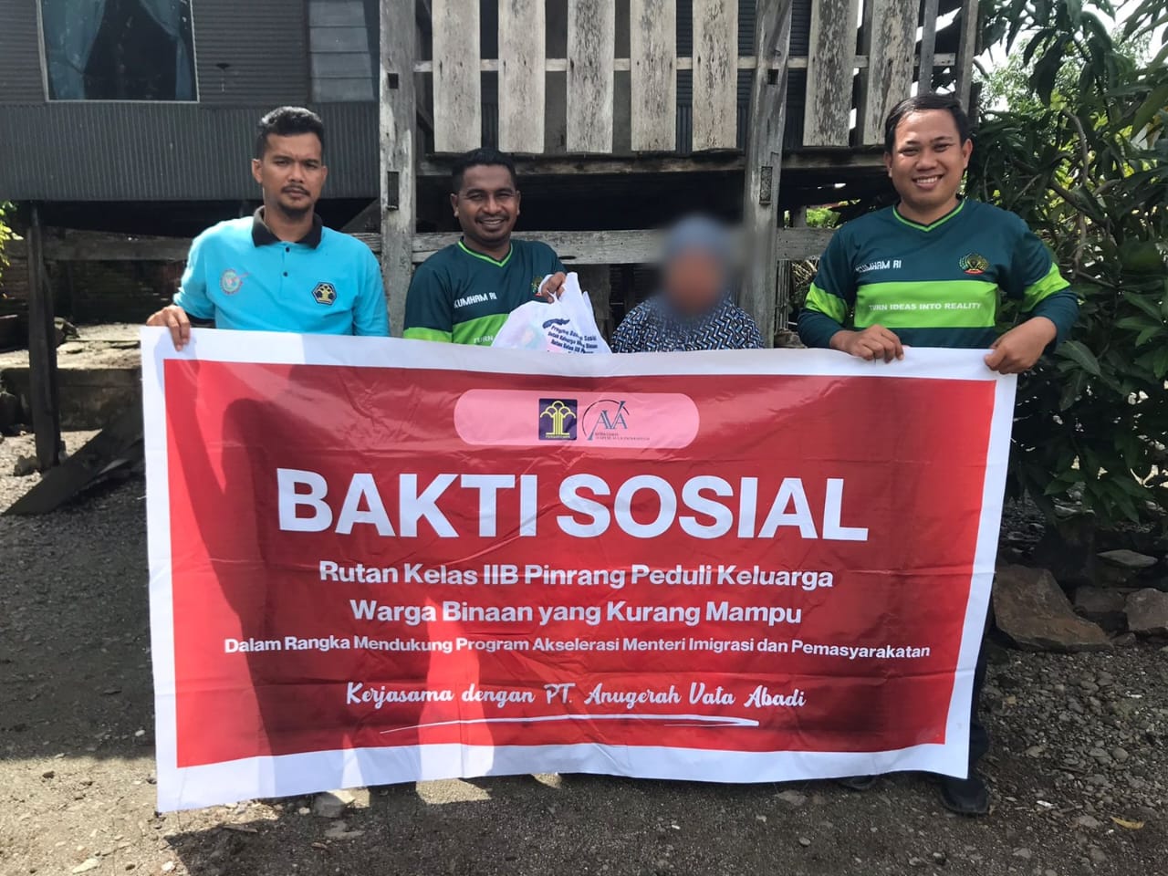 Tanamkan Empati Sosial, Pegawai Rutan Pinrang Rutin Bagikan Paket Sembako kepada Keluarga WBP Kurang Mampu