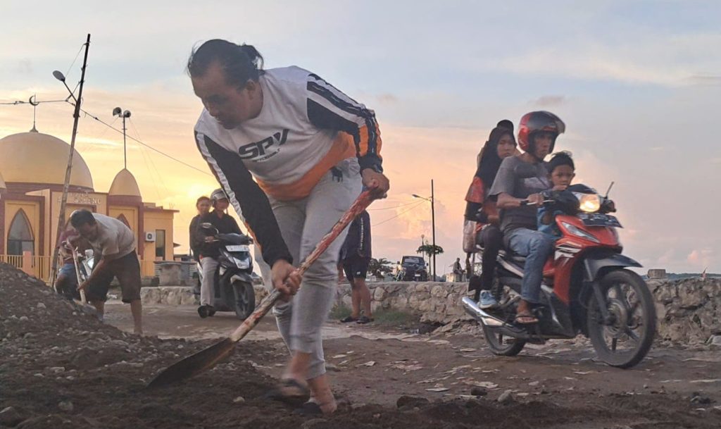 Anggota DPRD Parepare Sappe Benahi Jalan Rusak yang Dikeluhkan Warga