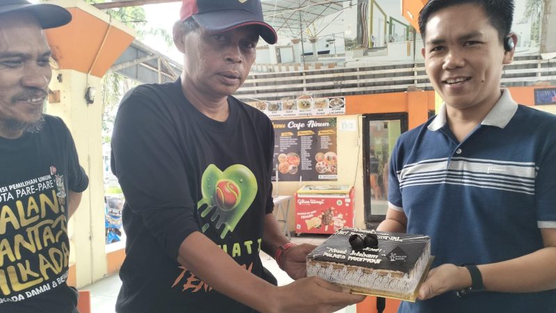 Beri Hadiah Kue, Kasat Intel Polres Parepare Ikut Rayakan HPN 2025