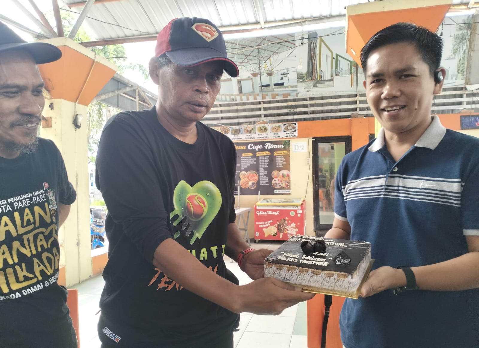 Beri Hadiah Kue, Kasat Intel Polres Parepare Ikut Rayakan HPN 2025
