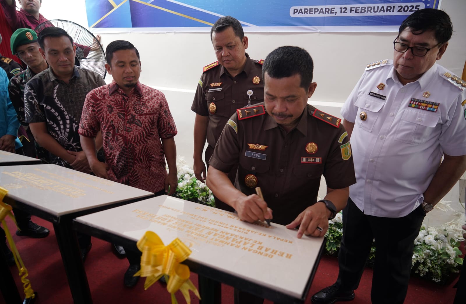 Disaksikan Pj Walikota dan Walikota Terpilih, Kajati Sulsel Resmikan Mess dan Lapangan Tenis di Kejari Parepare