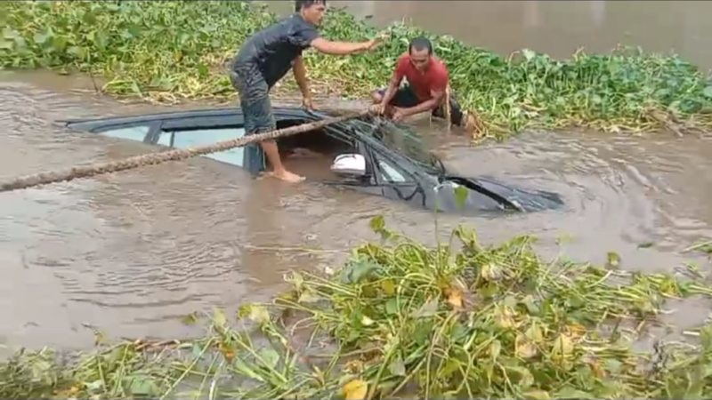 Menuju Enrekang, Minibus Terjun ke Sungai Sulili Pinrang