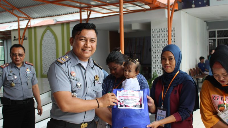 Petugas dan Anggota DWP Lapas Kelas Parepare Gelar Baksos ke Masyarakat yang Membutuhkan