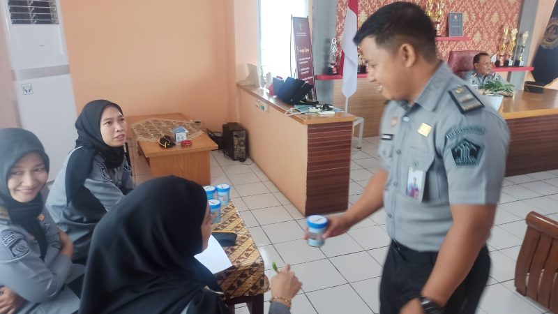 Komitmen Zero Penyalahgunaan Napza, Kalapas Parepare Lakukan Tes Urine Kepada Petugas