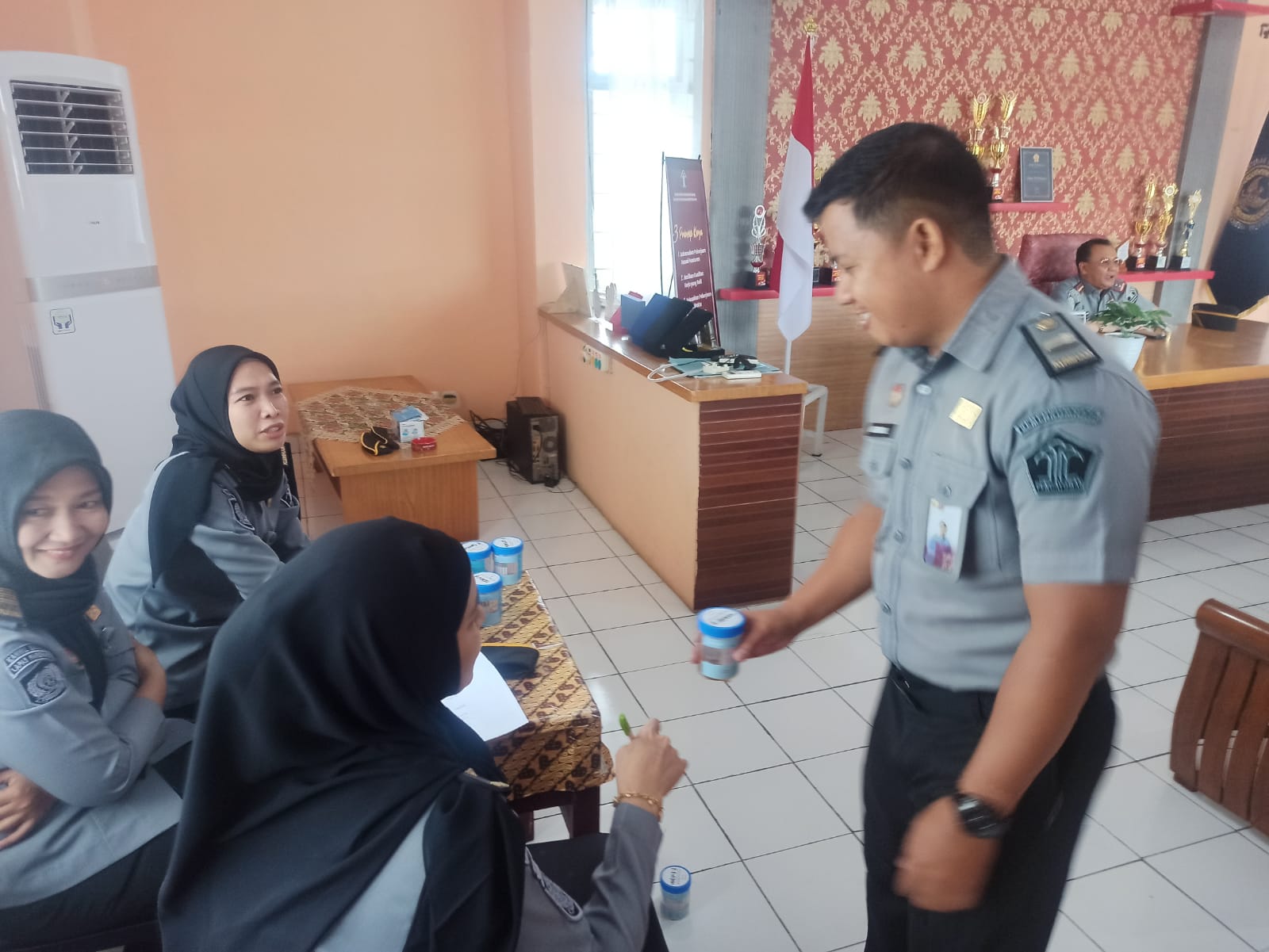 Komitmen Zero Penyalahgunaan Napza, Kalapas Parepare Lakukan Tes Urine Kepada Petugas