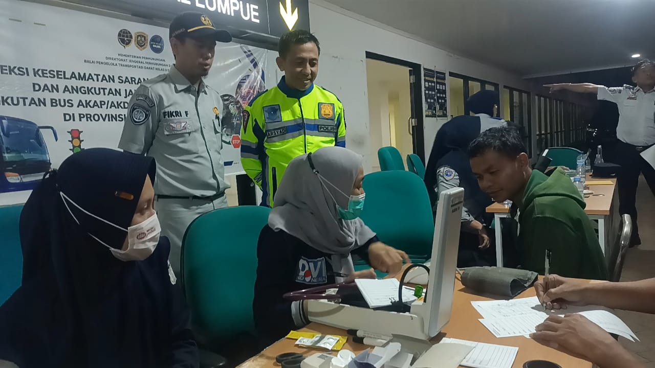 Satlantas Polres Parepare Laksanakan Rampcheck, Periksa Standar Keselamatan dan Pemeriksaan Kesehatan Gratis