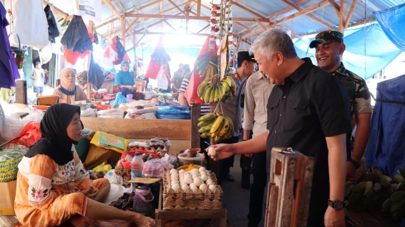 Upaya Stabilkan Harga Bapok, Bupati Irwan Kunjungi Pasar Sentral