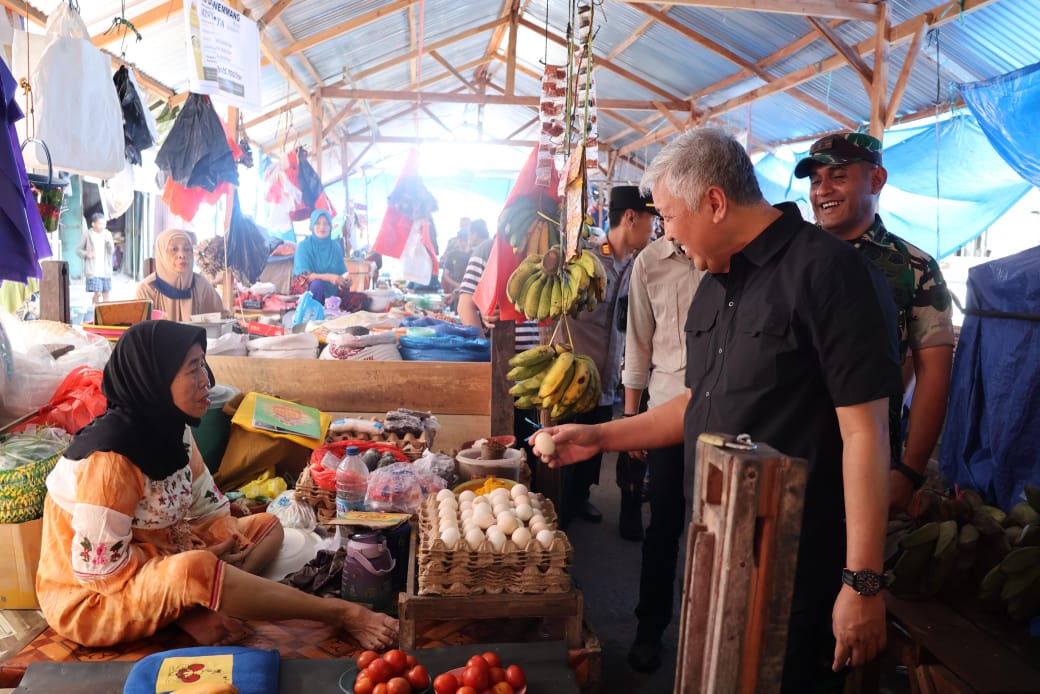 Upaya Stabilkan Harga Bapok, Bupati Irwan Kunjungi Pasar Sentral