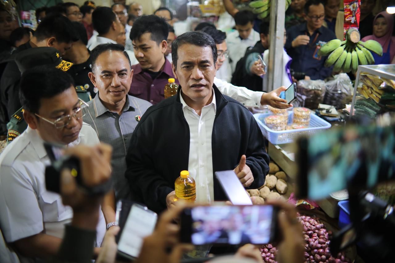 Sidak di Pasar Gede Solo, Mentan Amran Temukan Minyakita Masih Belum Sesuai Takaran
