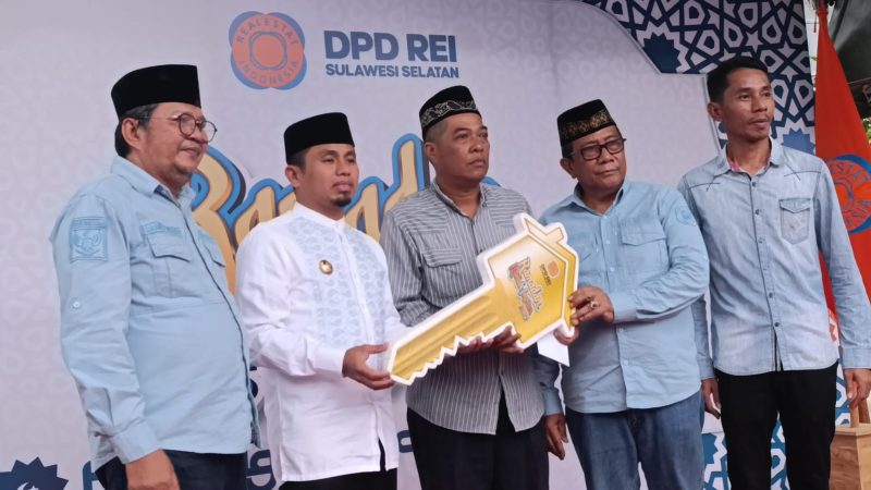 Disaksikan Wali Kota Tasming, REI Sulsel Serahkan Rumah Gratis ke Abdul Kadir Warga Parepare