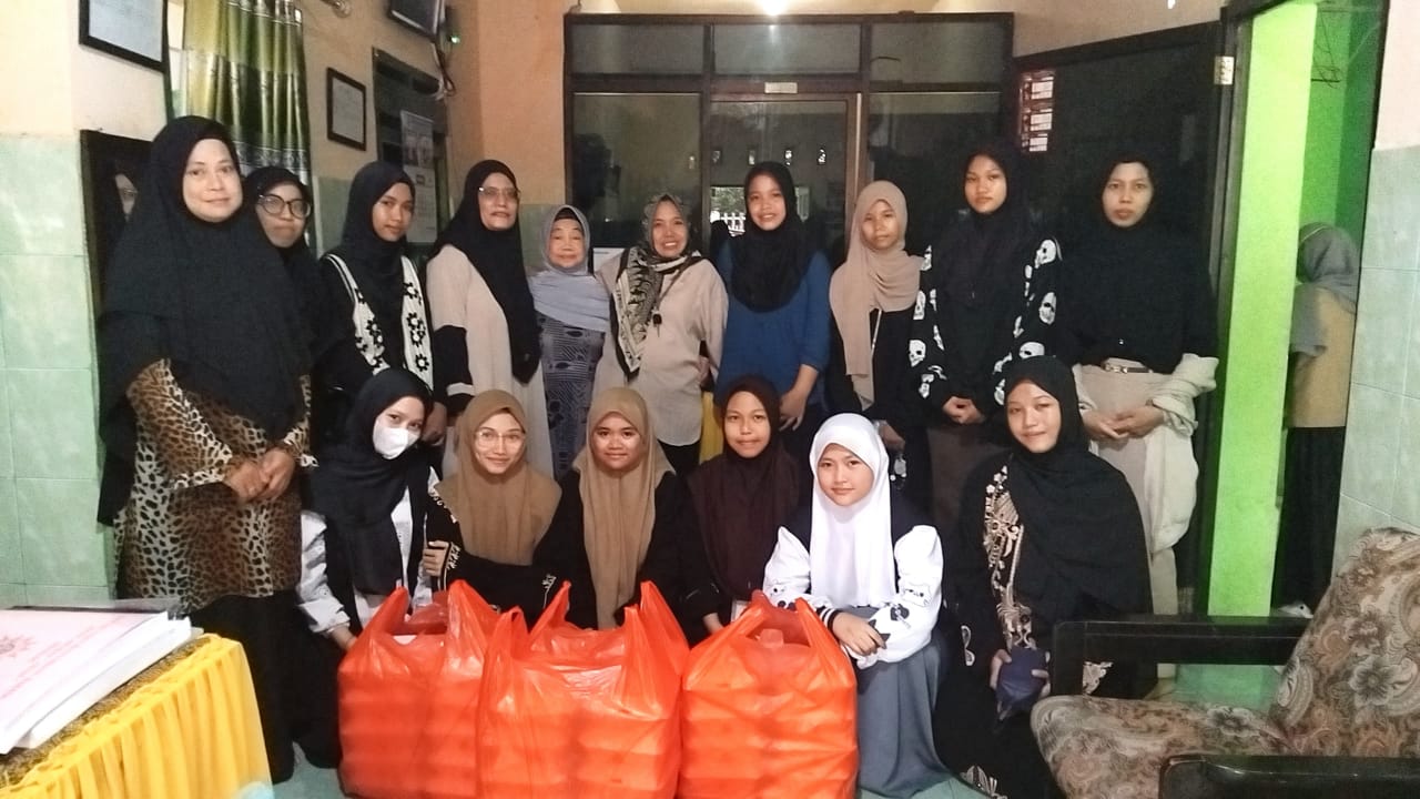 PMR SMKN 3 Parepare Berbagi Takjil di Panti Asuhan dan Taman Matras