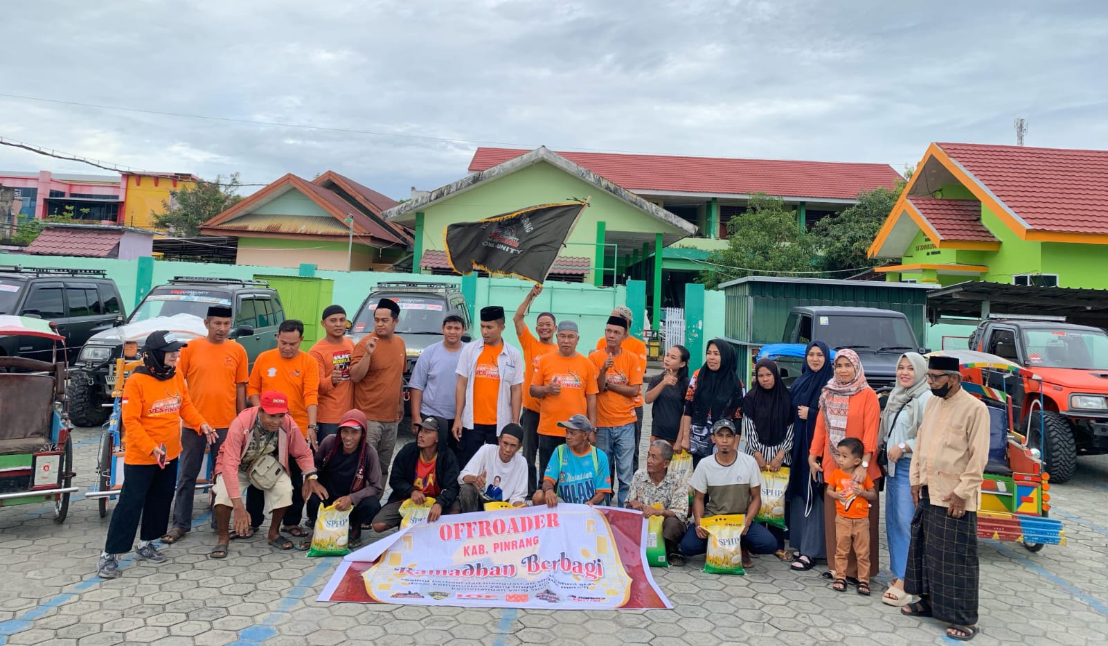 X-Jaguar dan VES Community Pinrang Berbagi Takjil ke Kaum Duafa