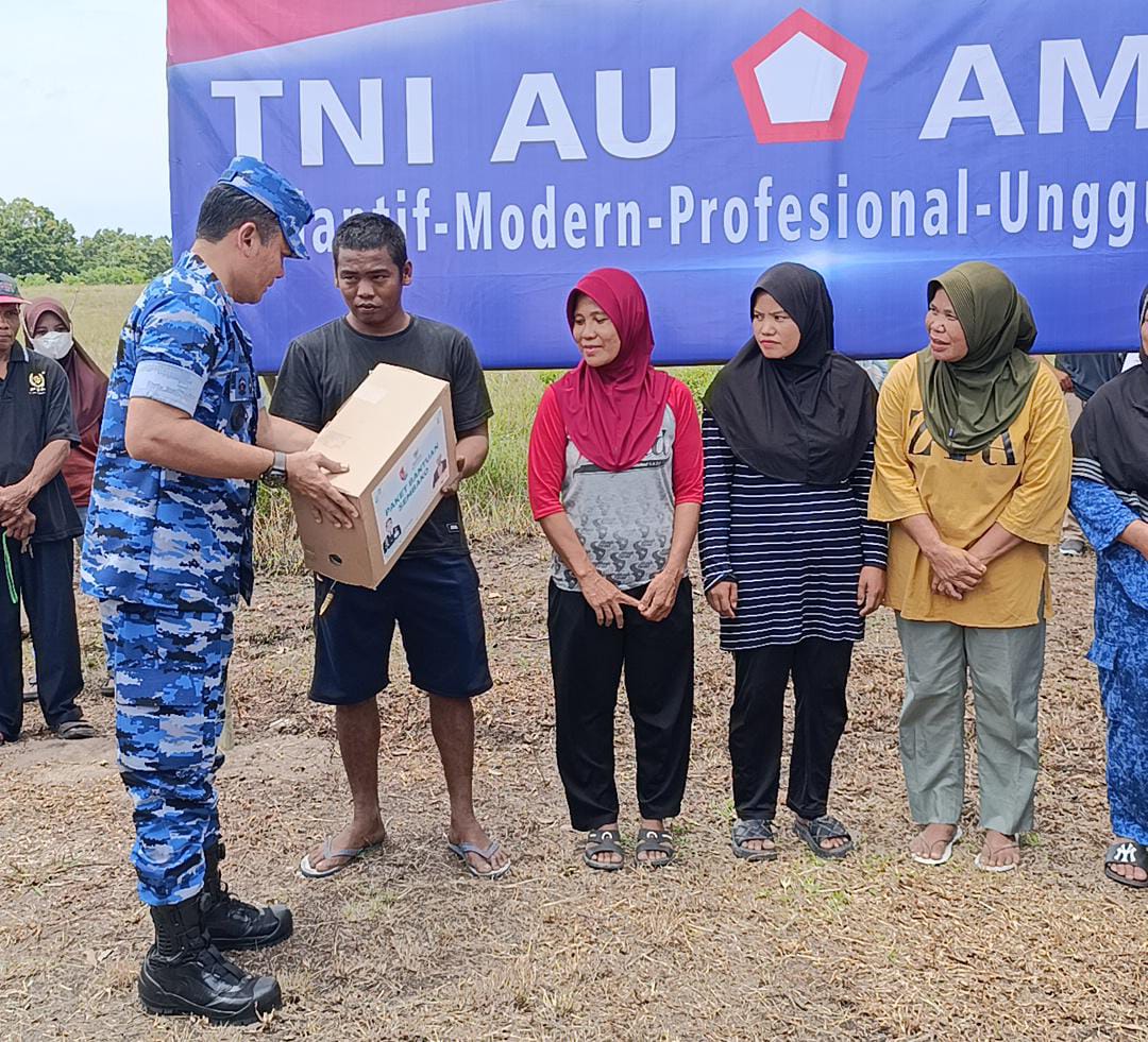 Danlanud Hasanuddin Silaturahmi dan Bagikan Sembako ke Warga Malimpung di Wilayah Aset TNI AU 