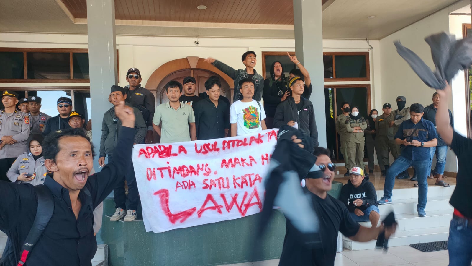 Ratusan Warga Paleleng Seruduk Kantor Bupati Pinrang