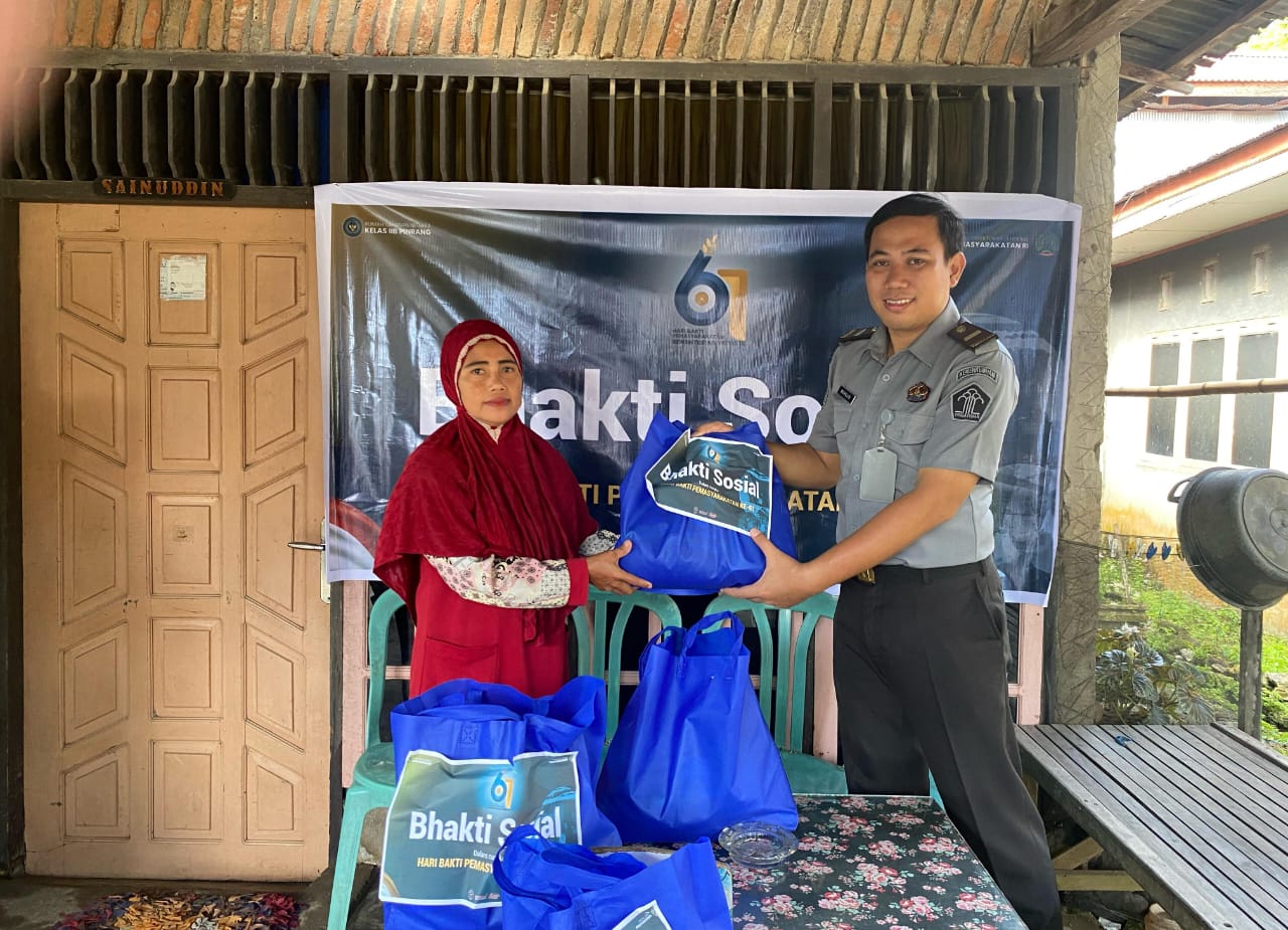 Pemasyarakatan Berdampak, Rutan Pinrang Bagikan 15 Paket Sembako kepada Masyarakat