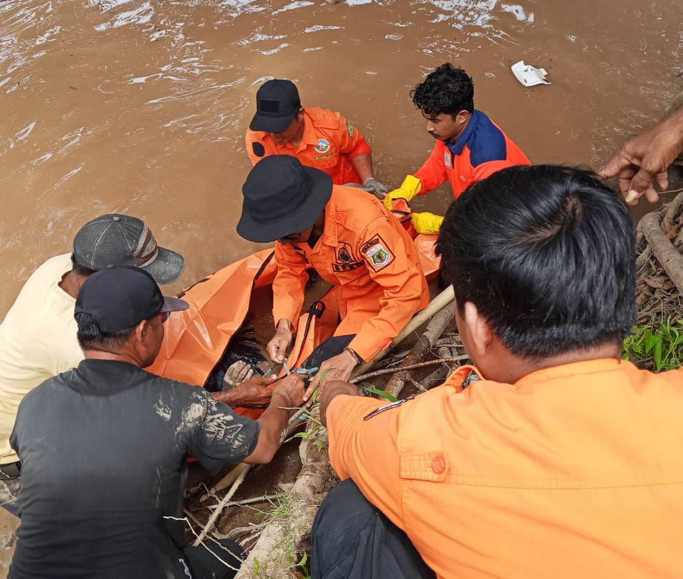 Mayat Wanita Dewasa Ditemukan Ngambang di Sungai Tonyamang Pinrang