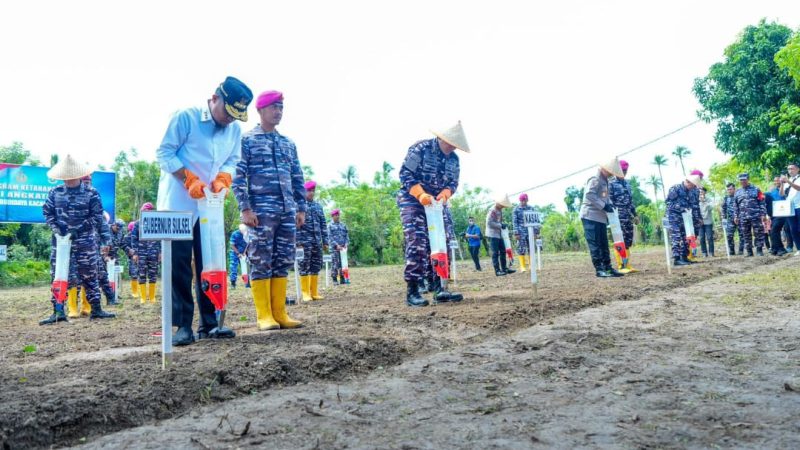 Dampingi KASAL Budidaya Rumput Laut di Takalar, Gubernur Sulsel Serahkan Bantuan Kapal untuk Nelayan