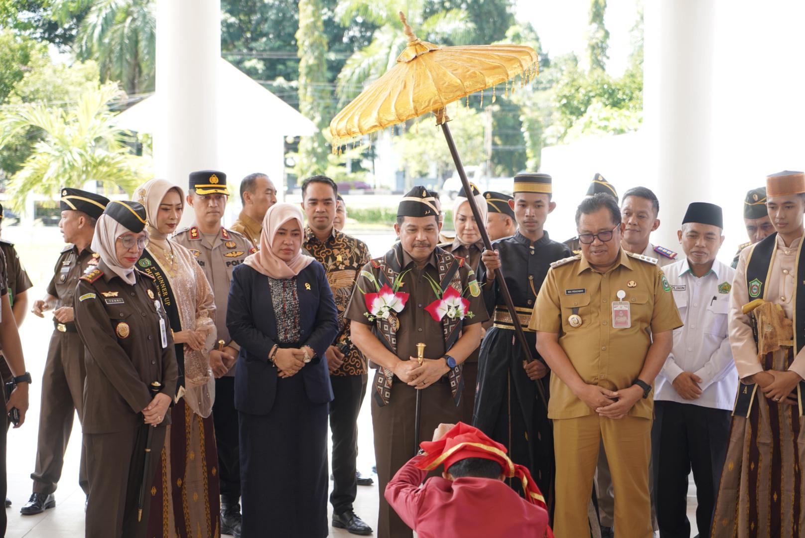 Kajati Sulsel Serahkan Sertifikat Tanah Wakaf ke Yayasan Pendidikan Islam dan Pengurus Masjid di Takalar