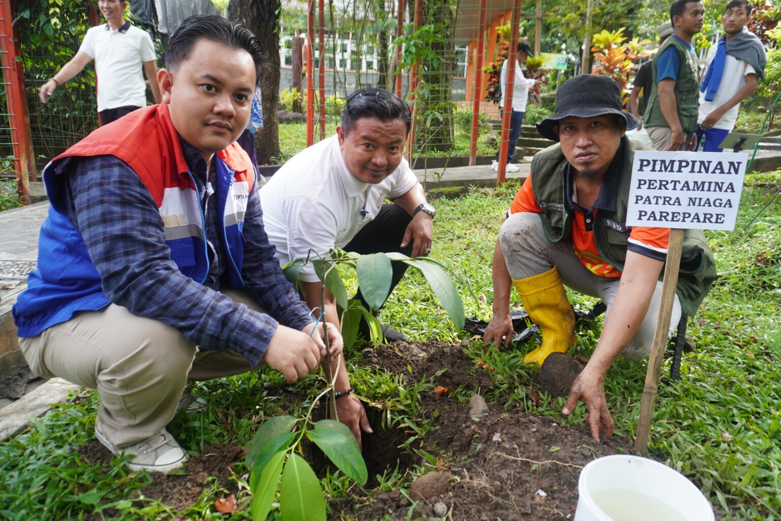 Peringati Hari Bumi, Pertamina FT Parepare Tanam Pohon Endemik di Kebun Raya Jompie