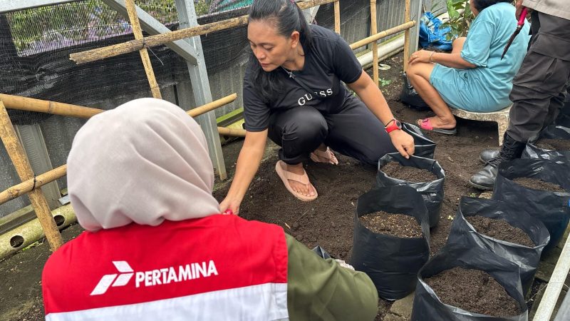 Pertamina IT Bitung Dukung Pemberdayaan Ibu Rumah Tangga Melalui Hidroponik