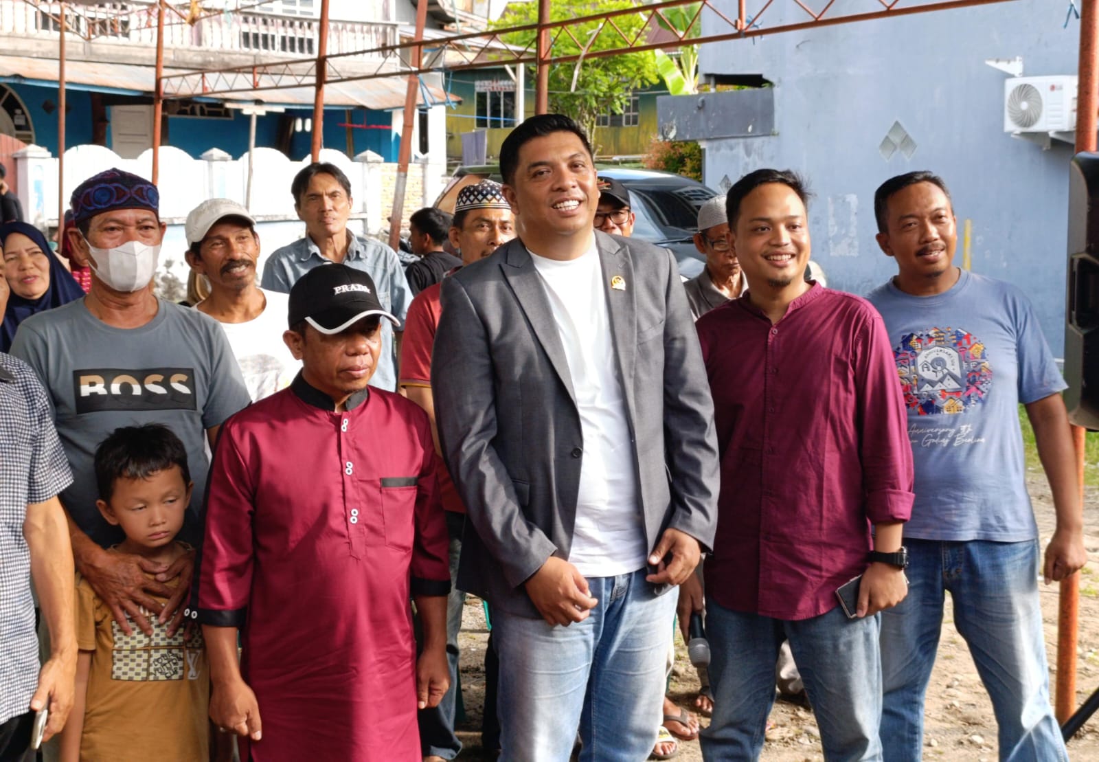 Legislator NasDem Achmad Ariadi Serahkan 200 Kursi untuk Warga Cappa Galung saat Reses