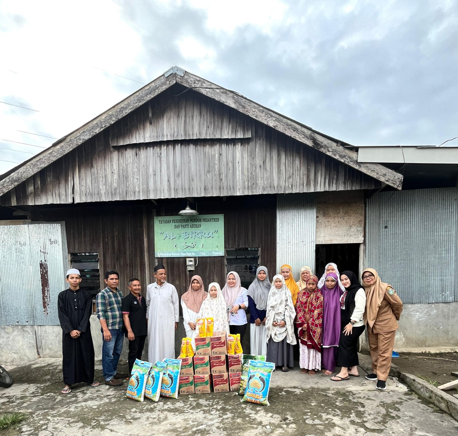 Berbagi Kasih, Honda Pare Indah Salurkan Bantuan ke Panti Asuhan