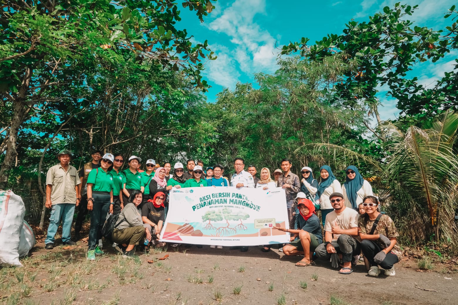 Aksi Bersih Pantai dan Penanaman Mangrove: Pertamina Bitung Gaungkan Semangat Pelestarian Lingkungan yang Inklusif