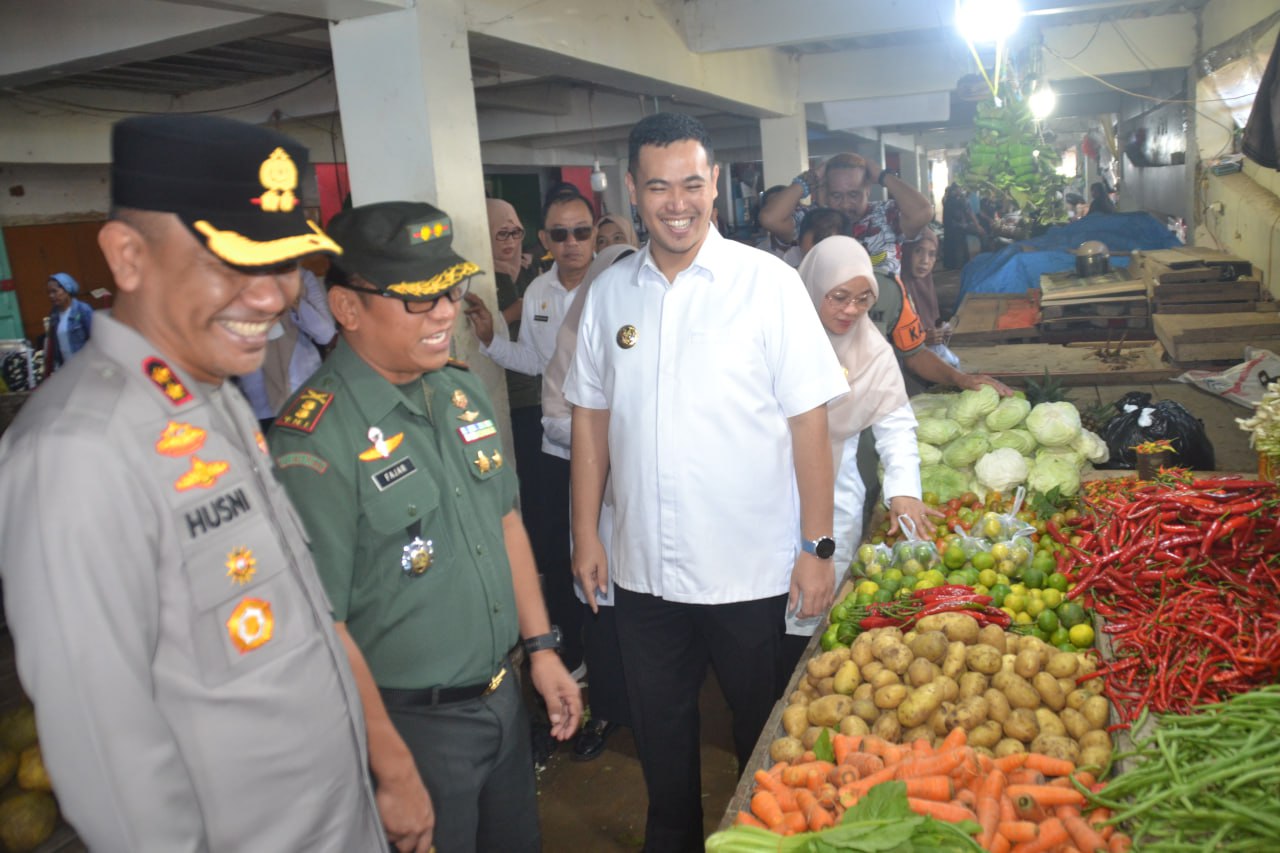 Dandim, Bupati, dan Forkopimda Sidak Harga Bahan Pokok di Pasar Sentral Pangkep