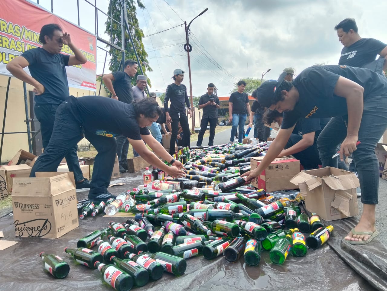 Ribuan Botol Miras Dihancurkan di Halaman Mapolres Pinrang