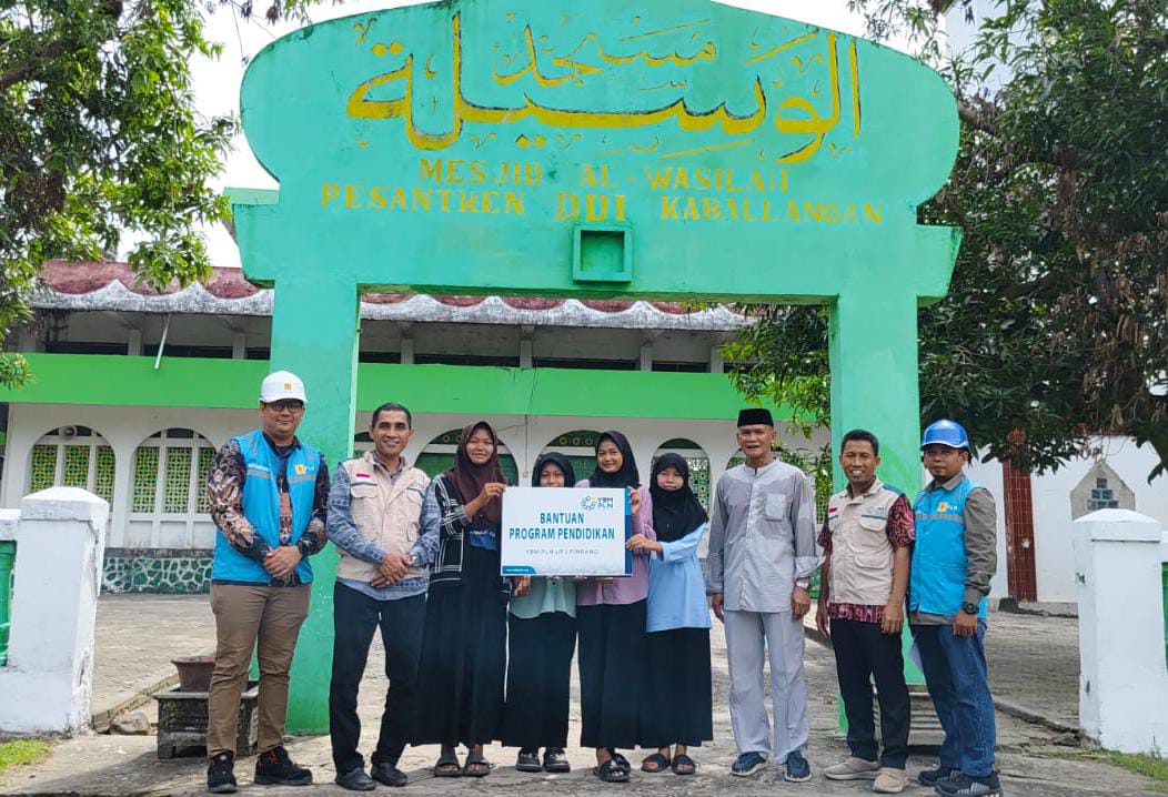YBM PLN ULP Pekkabata Pinrang Serahkan Bantuan Pendidikan di Ponpes Kaballangang